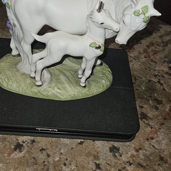Princeton Gallery 1990 Love's Devotion Unicorn Collection Porcelain Statue - Picture 8 of 9